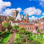 Cosy Home With York Minster Views - Pass The Keys